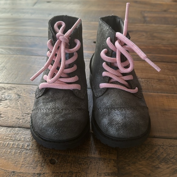 Toddler girls winter shoes bundle Size 6. - Picture 2 of 9